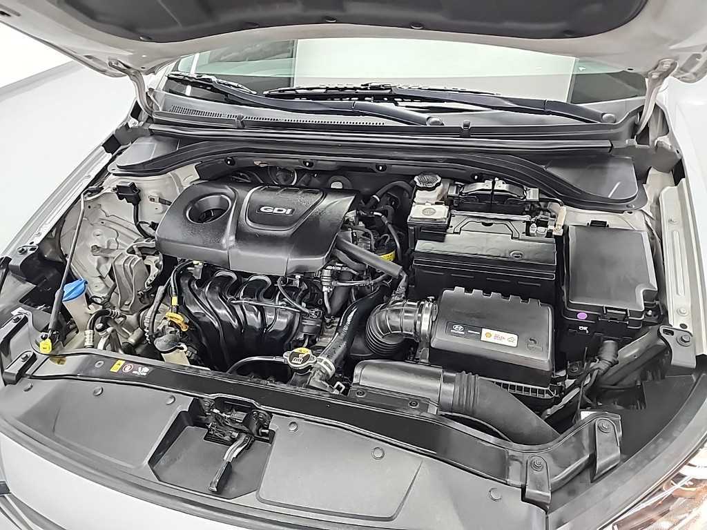 HYUNDAI Avante - Vista 5