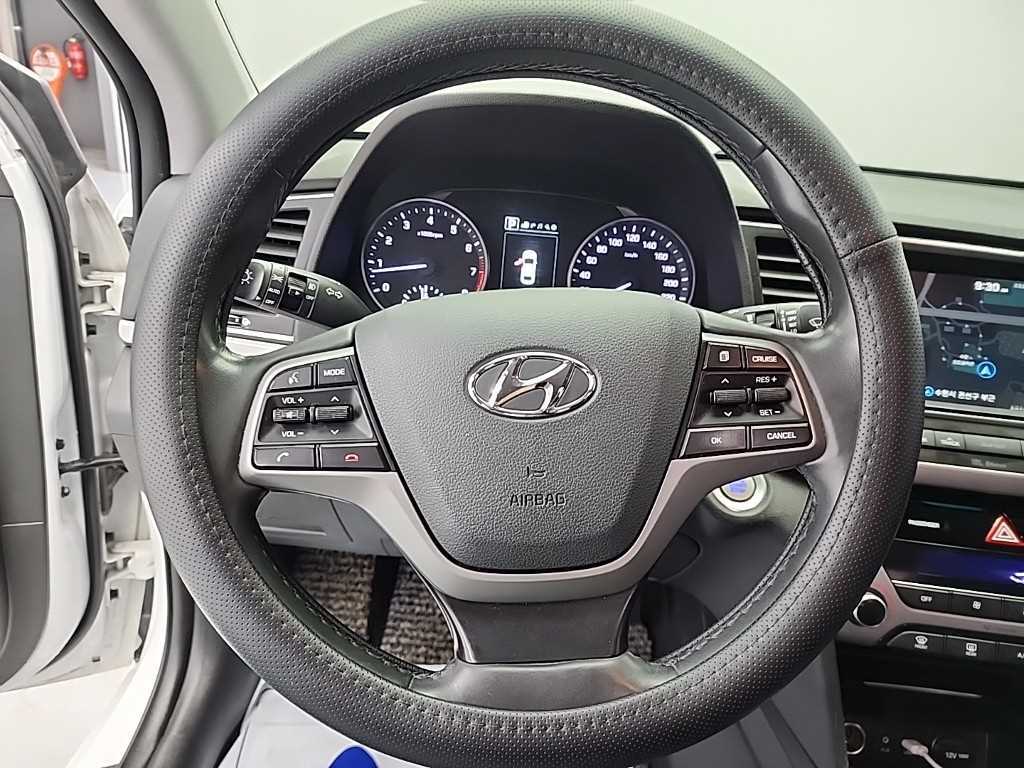 HYUNDAI Avante - Vista 9