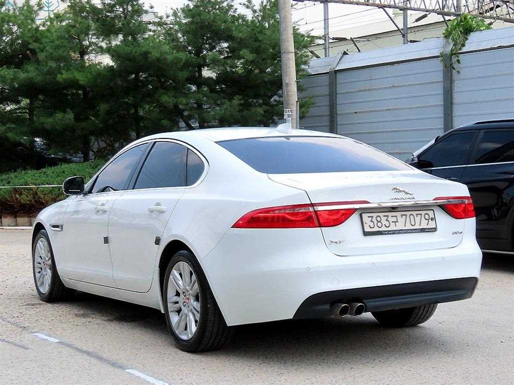 Jaguar XF - Vista 3