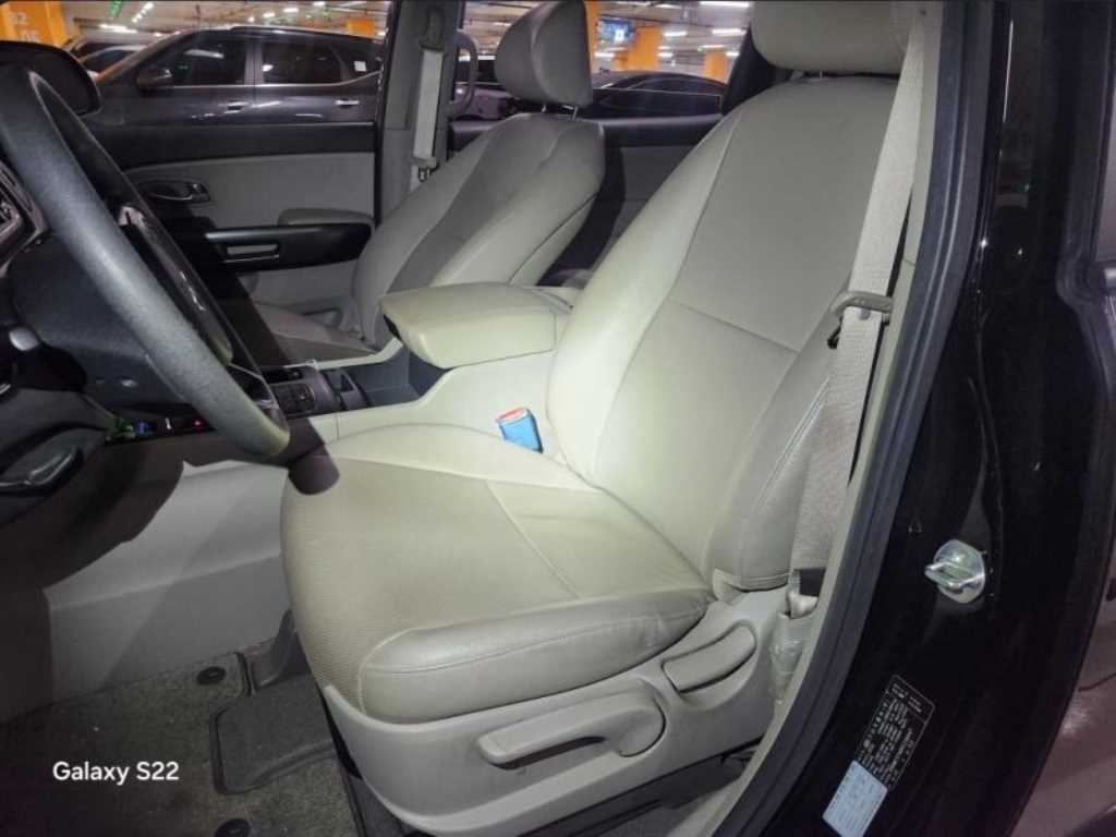 KIA Carnival - Vista 12