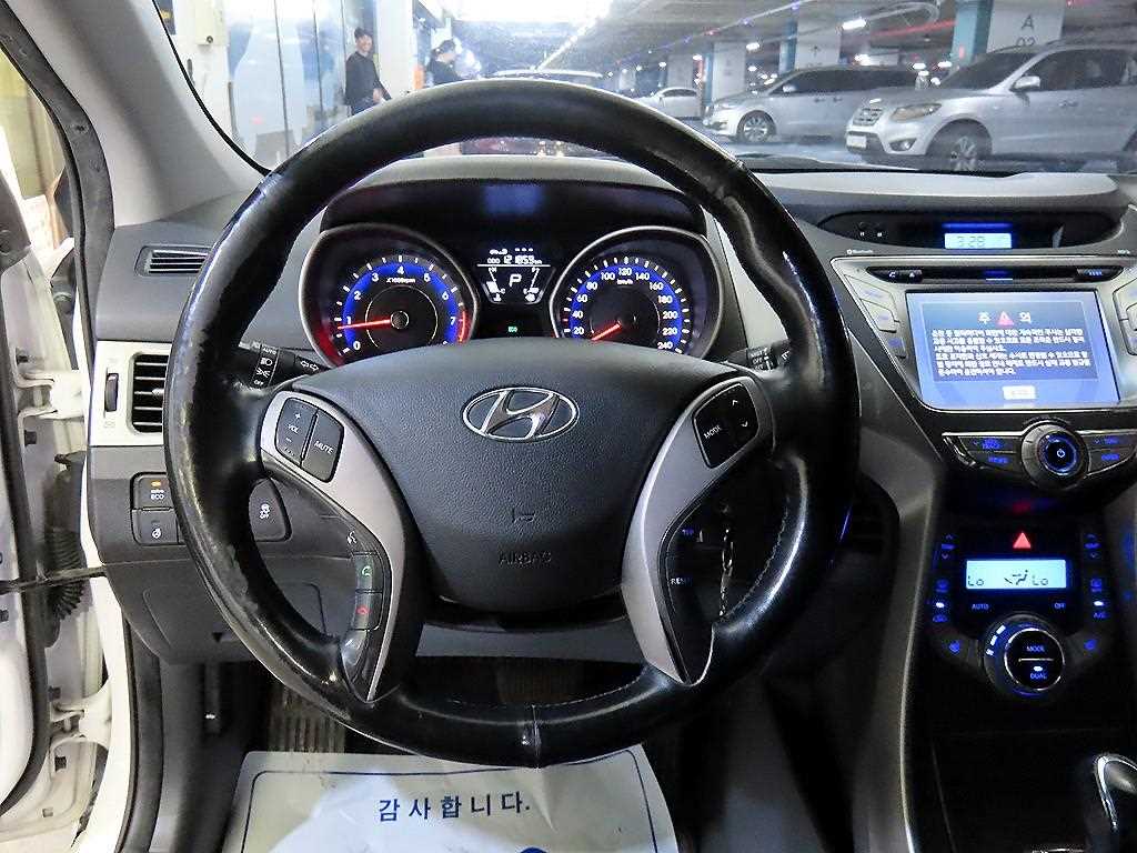 HYUNDAI Avante - Vista 8