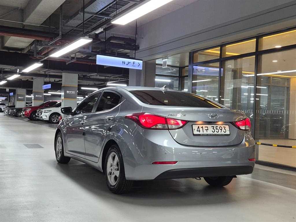 HYUNDAI Avante - Vista 3