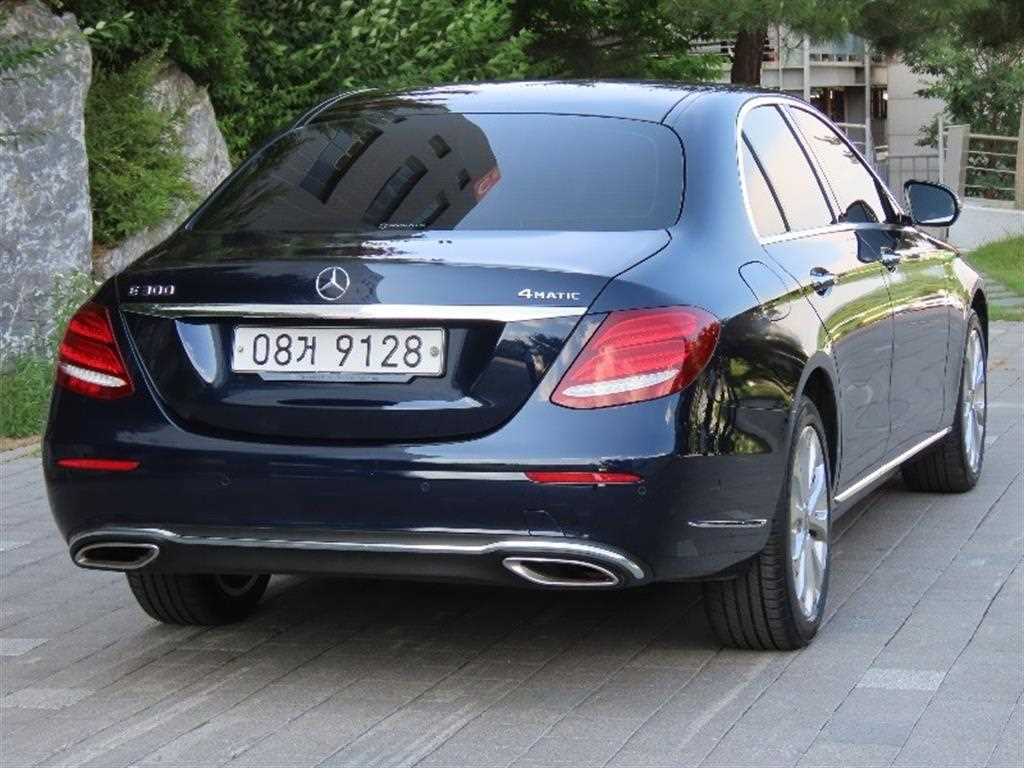 Mercedes Benz E class - Vista 3