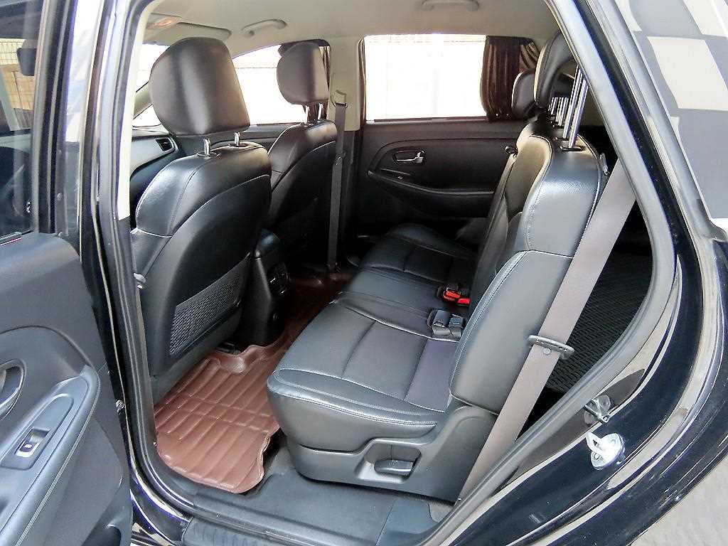 KIA Carens - Vista 8