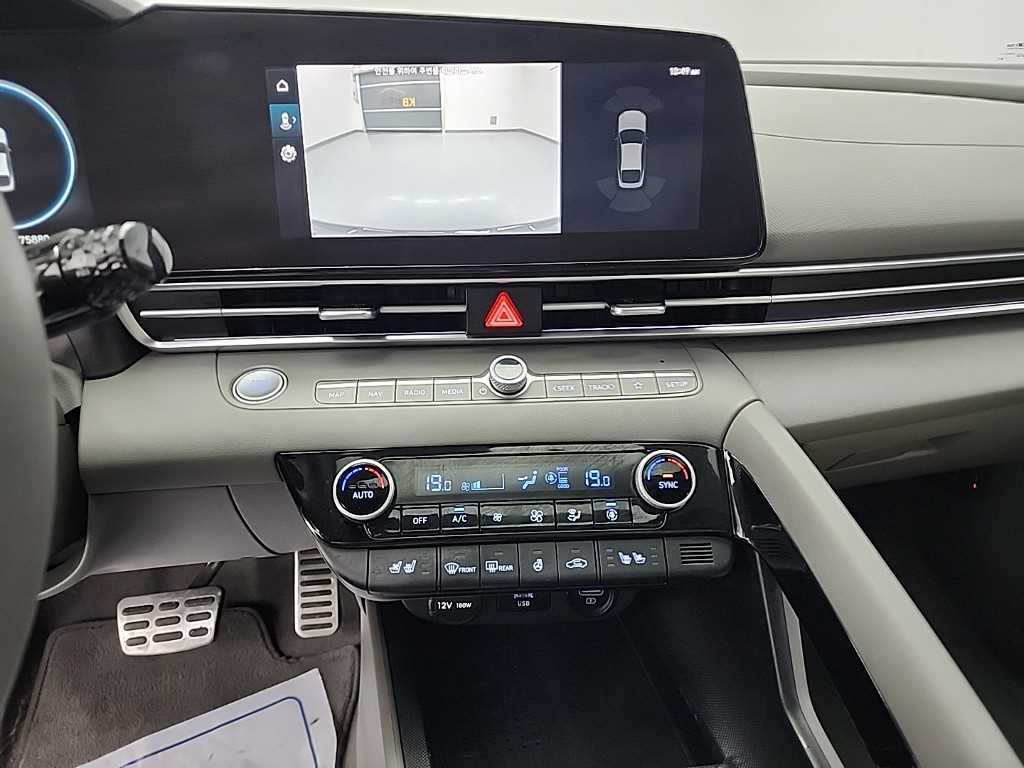 HYUNDAI Avante - Vista 10