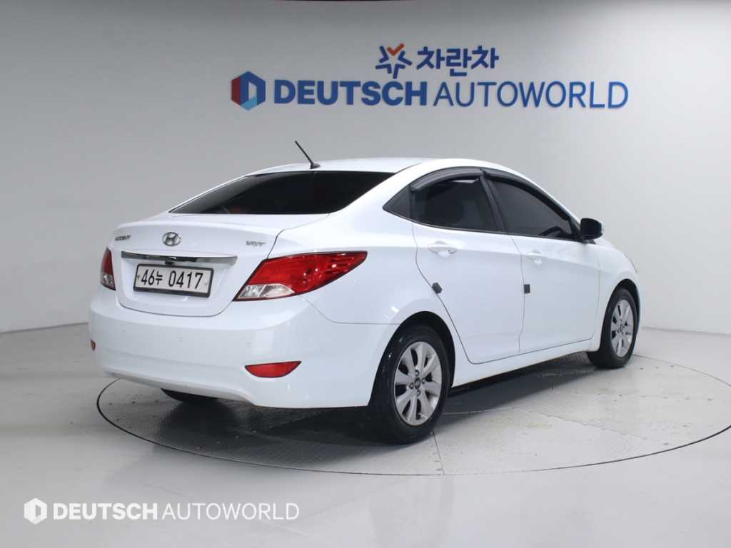 HYUNDAI Accent - Vista 2