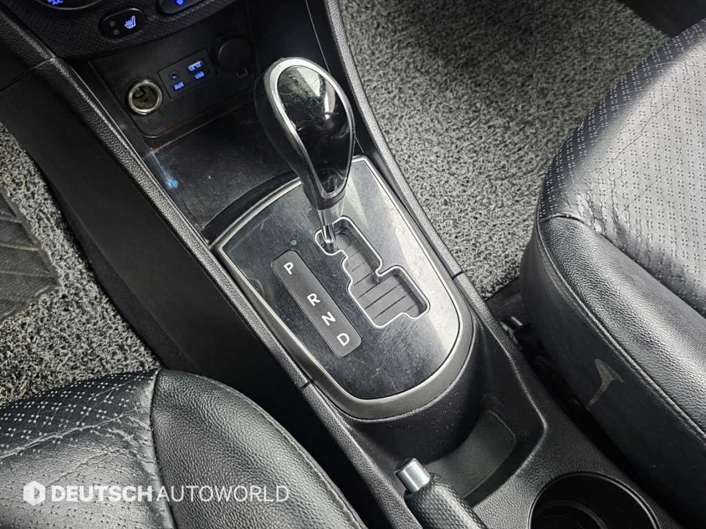 HYUNDAI Accent - Vista 9