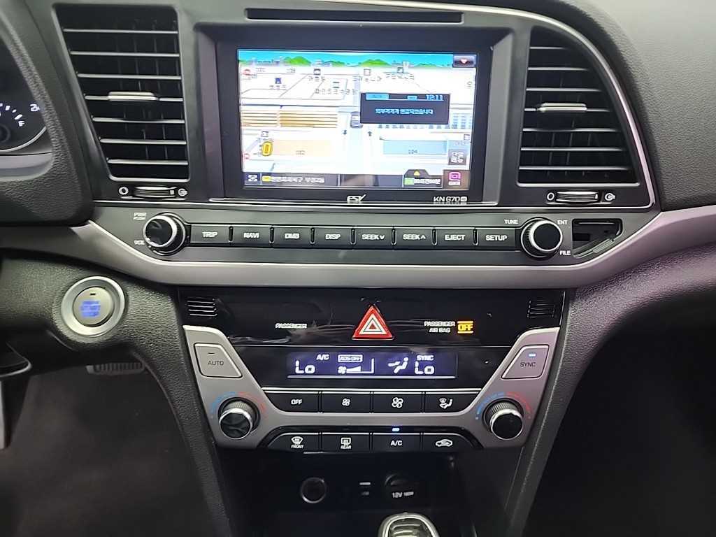 HYUNDAI Avante - Vista 10