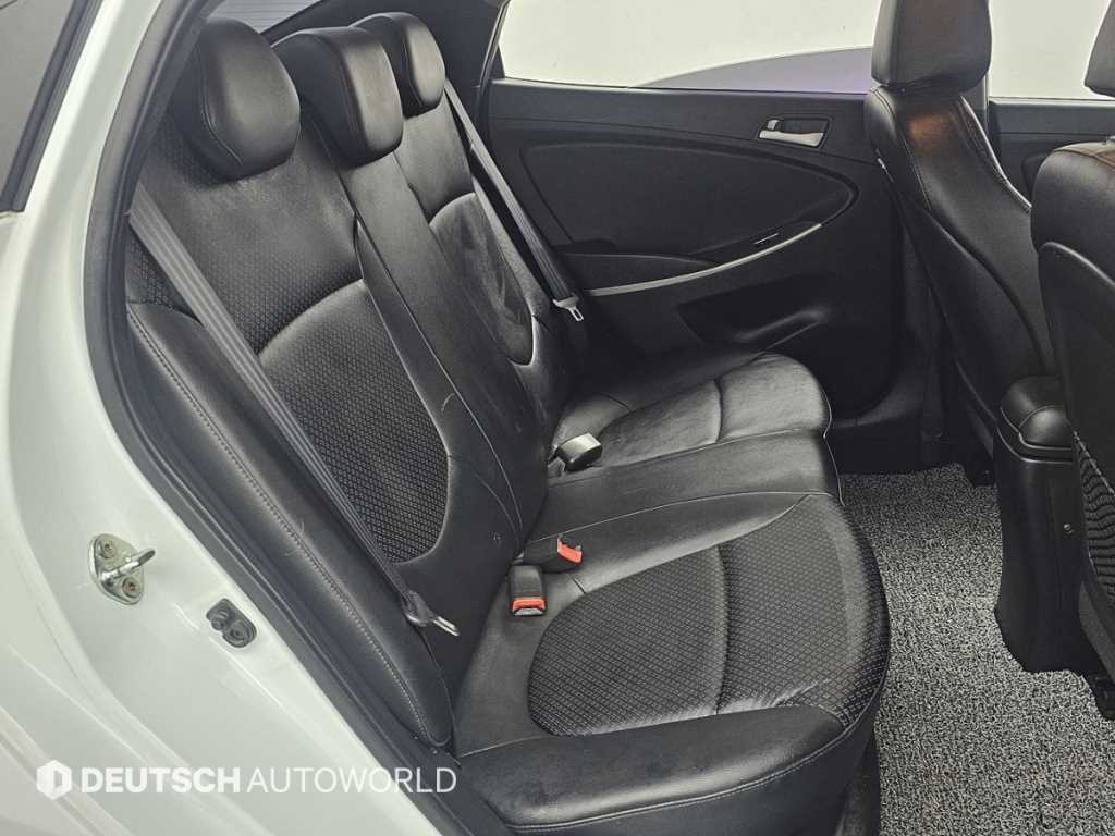 HYUNDAI Accent - Vista 12