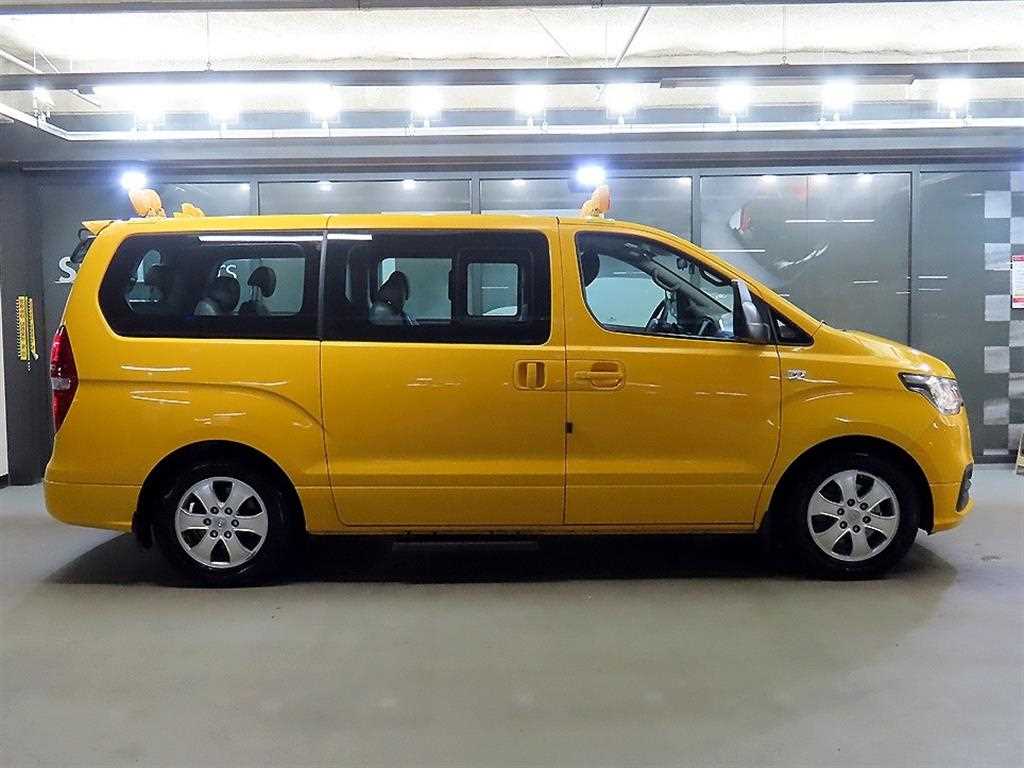 HYUNDAI Starex - Vista 3