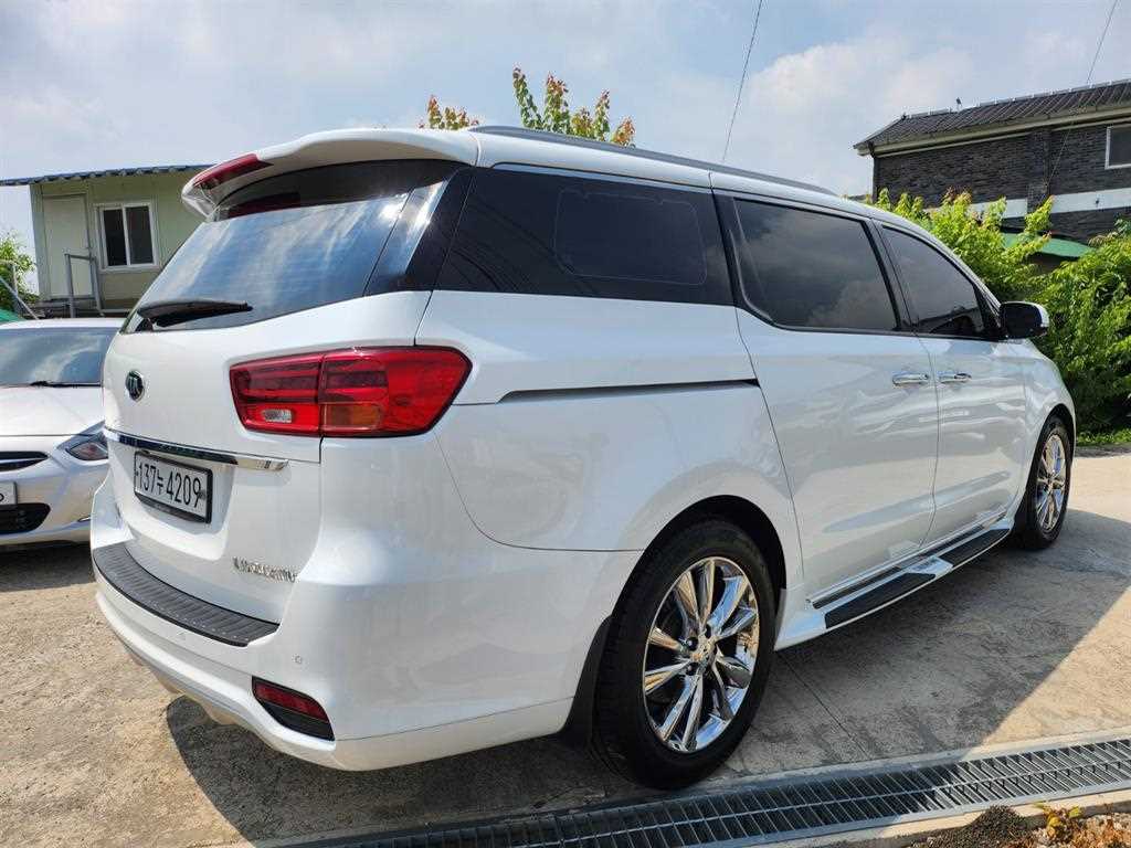 KIA Carnival - Vista 4