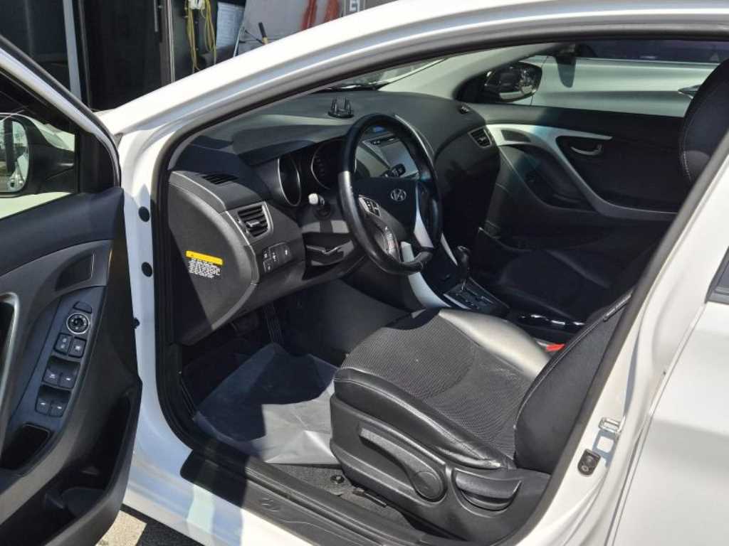 HYUNDAI Avante - Vista 7