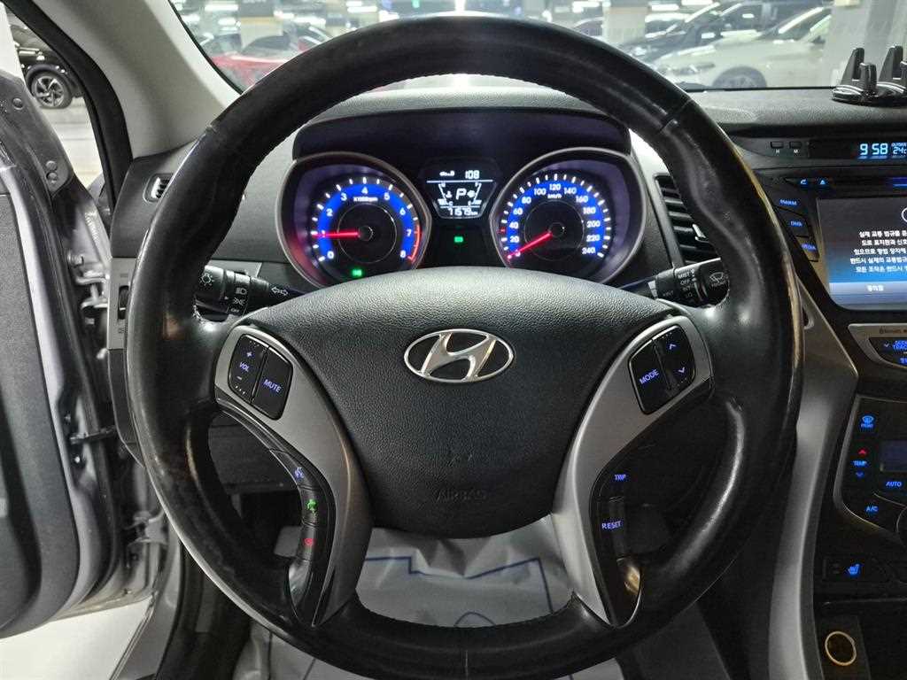 HYUNDAI Avante - Vista 9