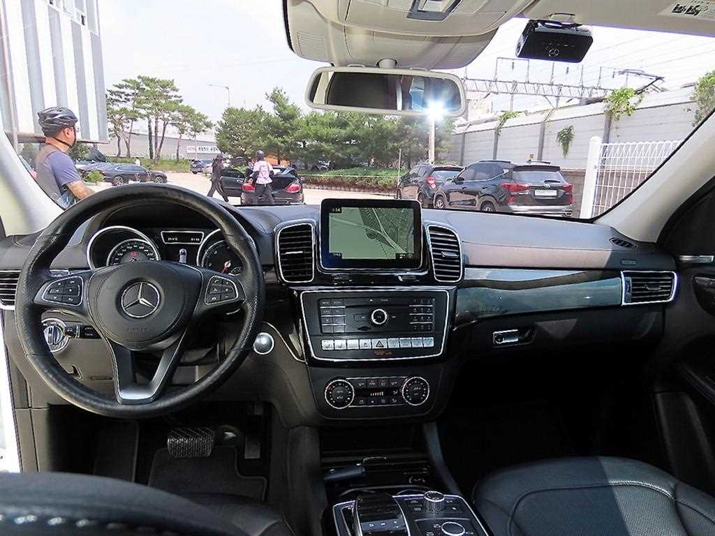Mercedes Benz GLS Class - Vista 7