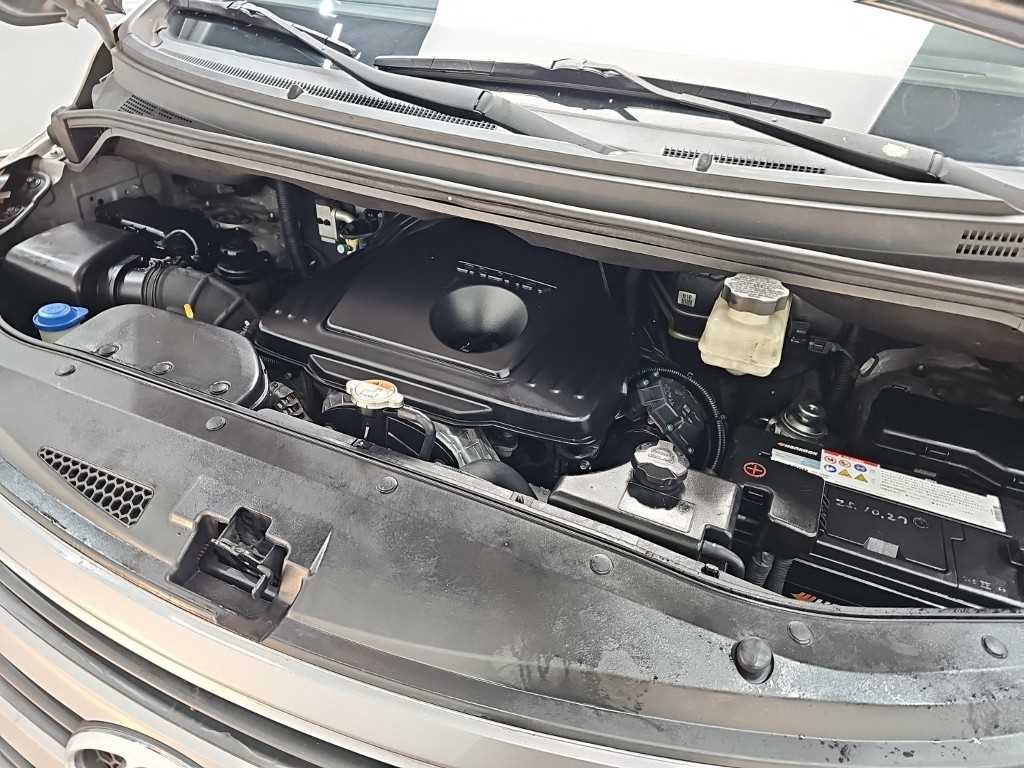 HYUNDAI Starex - Vista 7