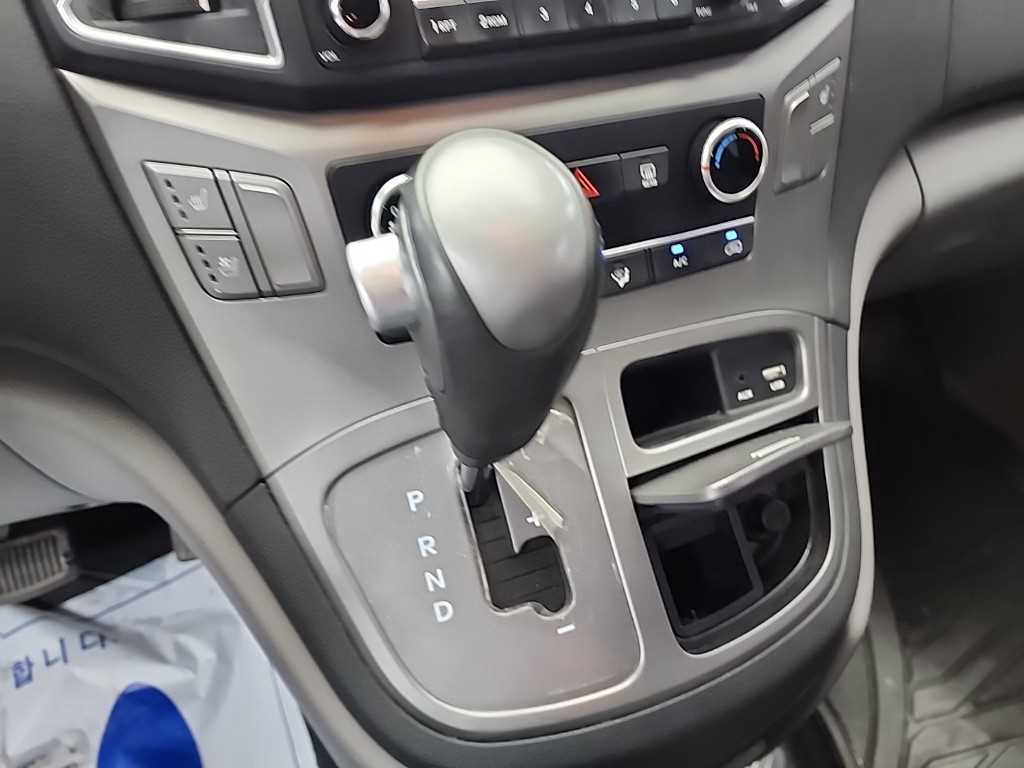 HYUNDAI Starex - Vista 8