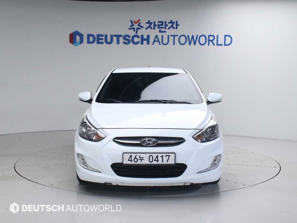 HYUNDAI Accent - Vista 3
