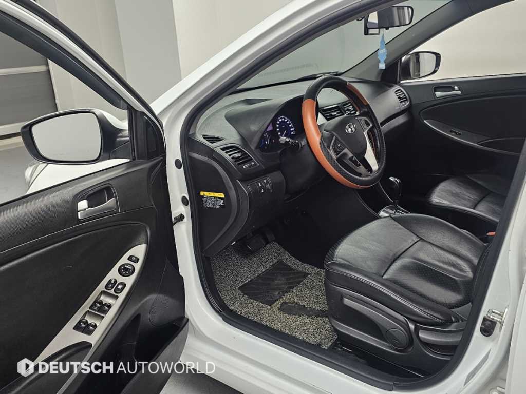 HYUNDAI Accent - Vista 11