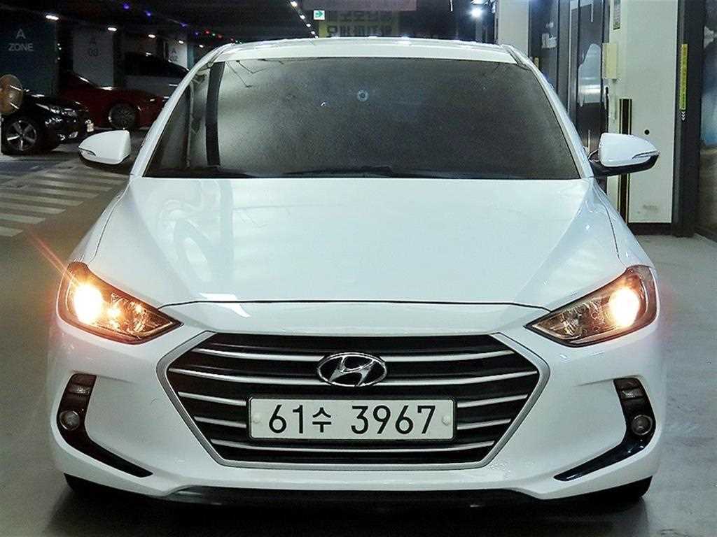 HYUNDAI Avante - Vista 2