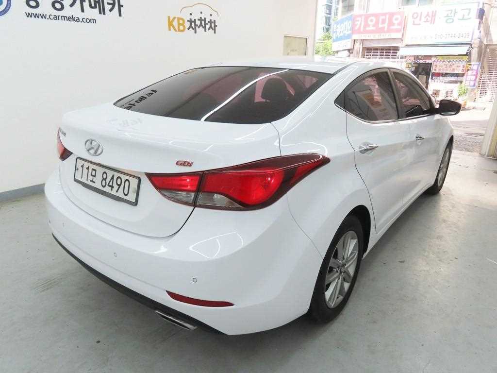 HYUNDAI Avante - Vista 3