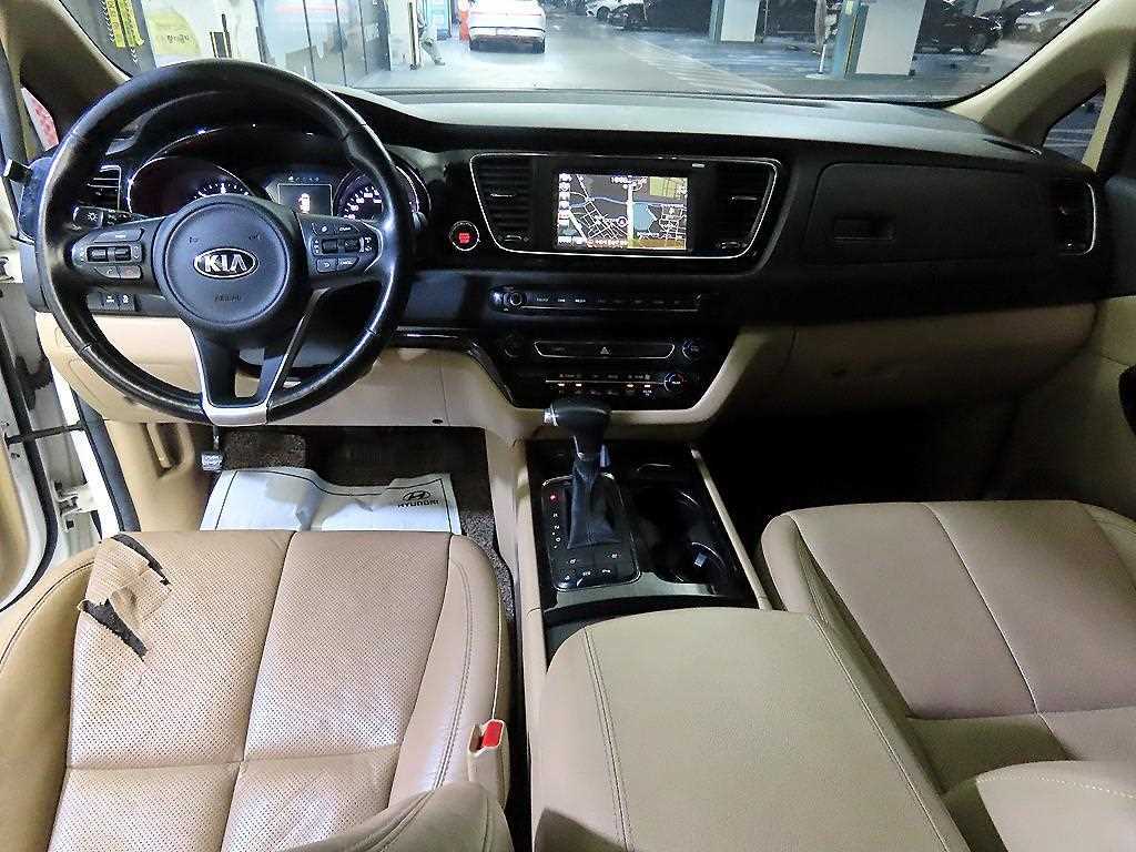 KIA Carnival - Vista 11