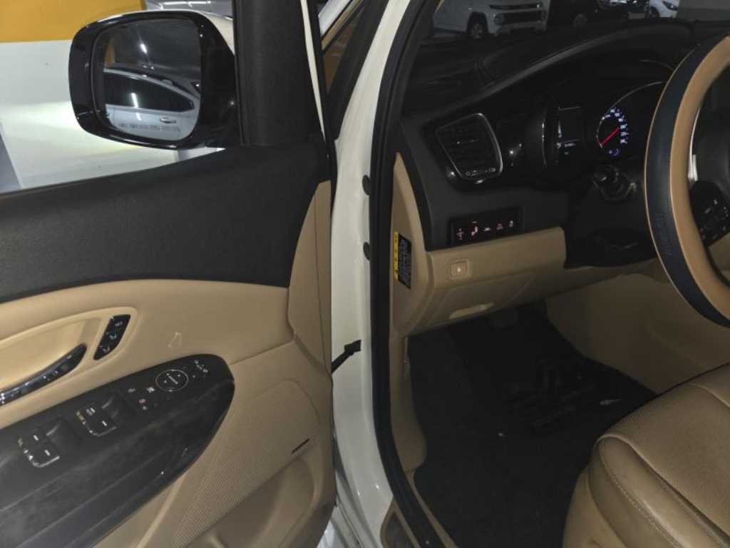 KIA Carnival - Vista 5