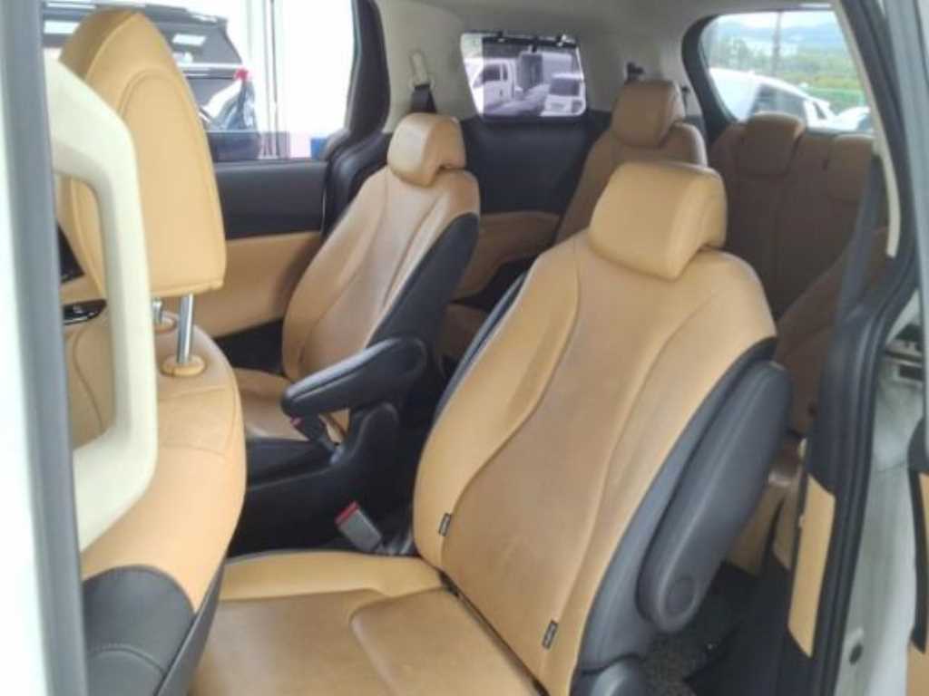 KIA Carnival - Vista 11