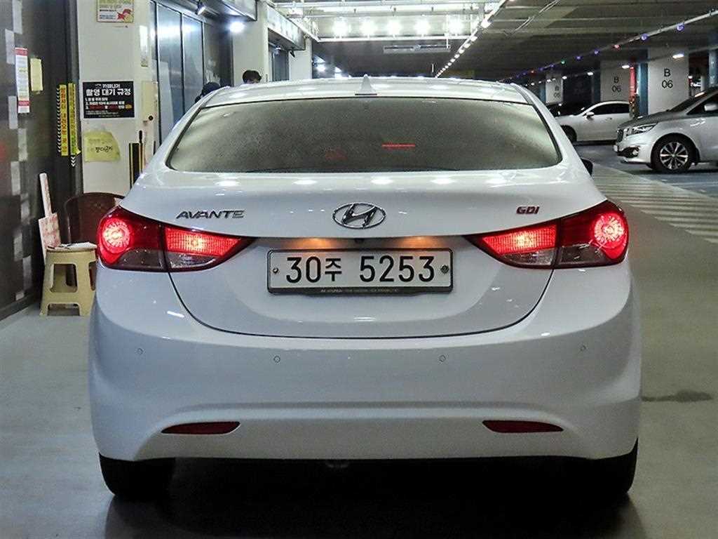HYUNDAI Avante - Vista 5