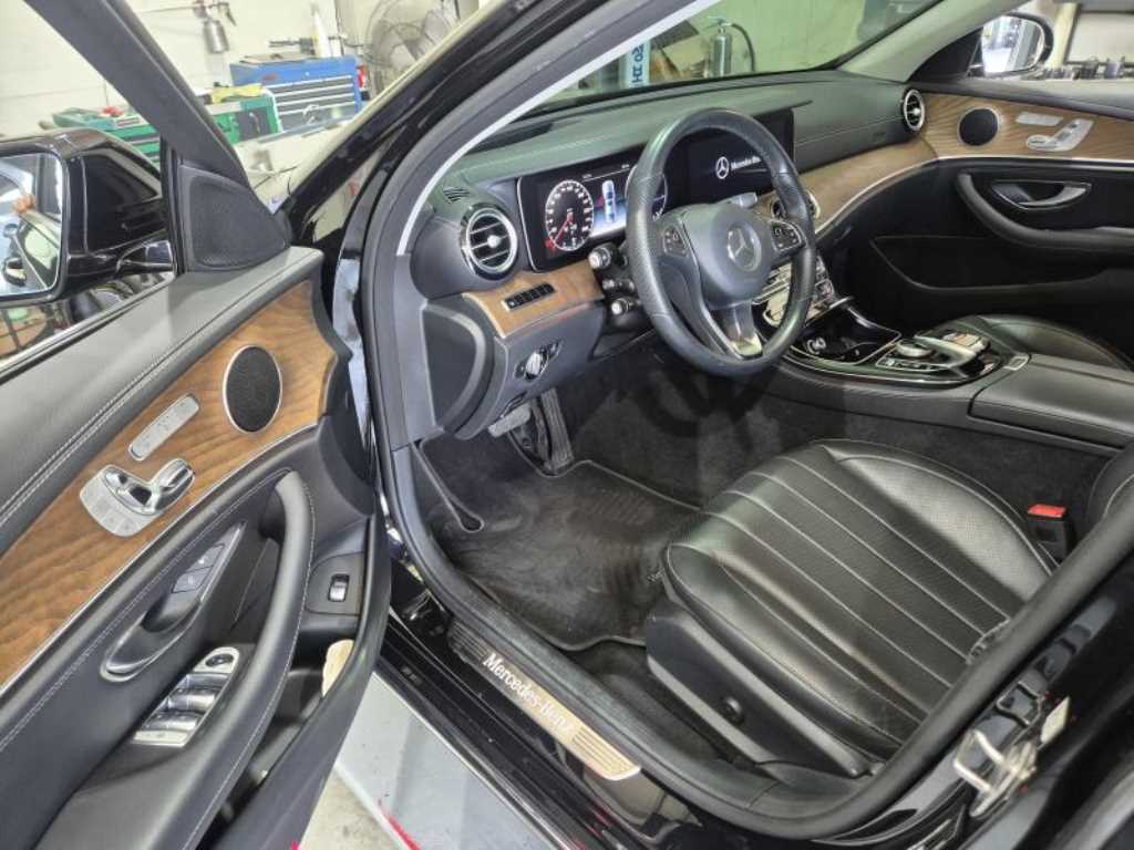 Mercedes Benz E class - Vista 3