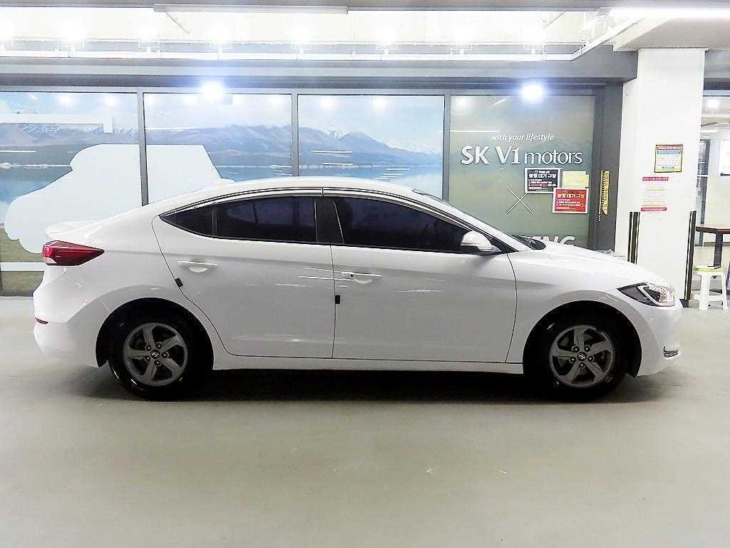 HYUNDAI Avante - Vista 3