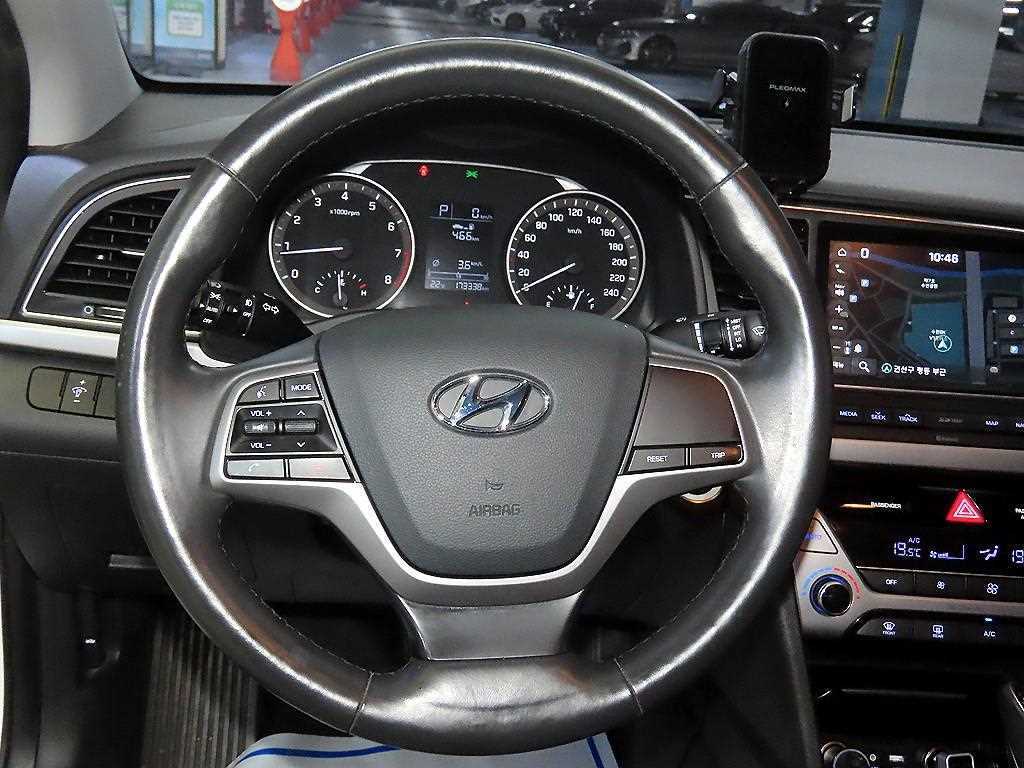 HYUNDAI Avante - Vista 8
