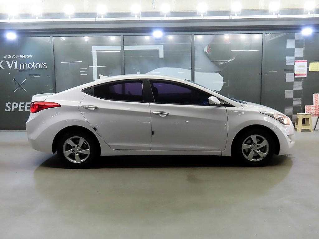 HYUNDAI Avante - Vista 3