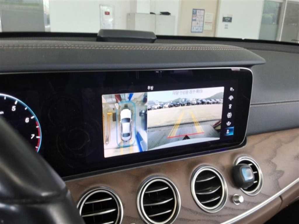 Mercedes Benz E class - Vista 5