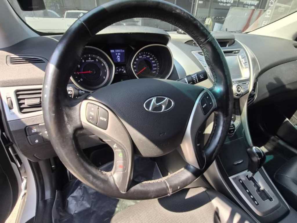 HYUNDAI Avante - Vista 8