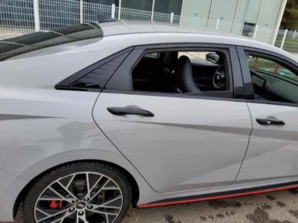 HYUNDAI Avante - Vista 10