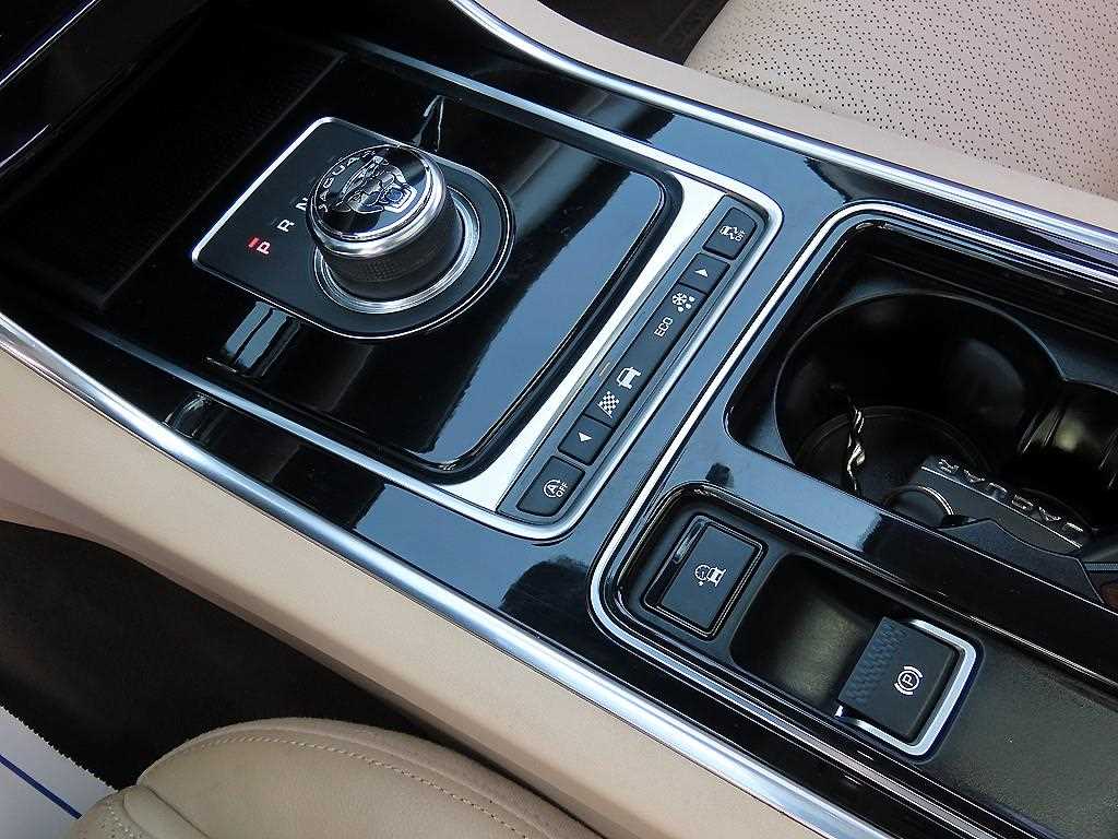Jaguar XF - Vista 11