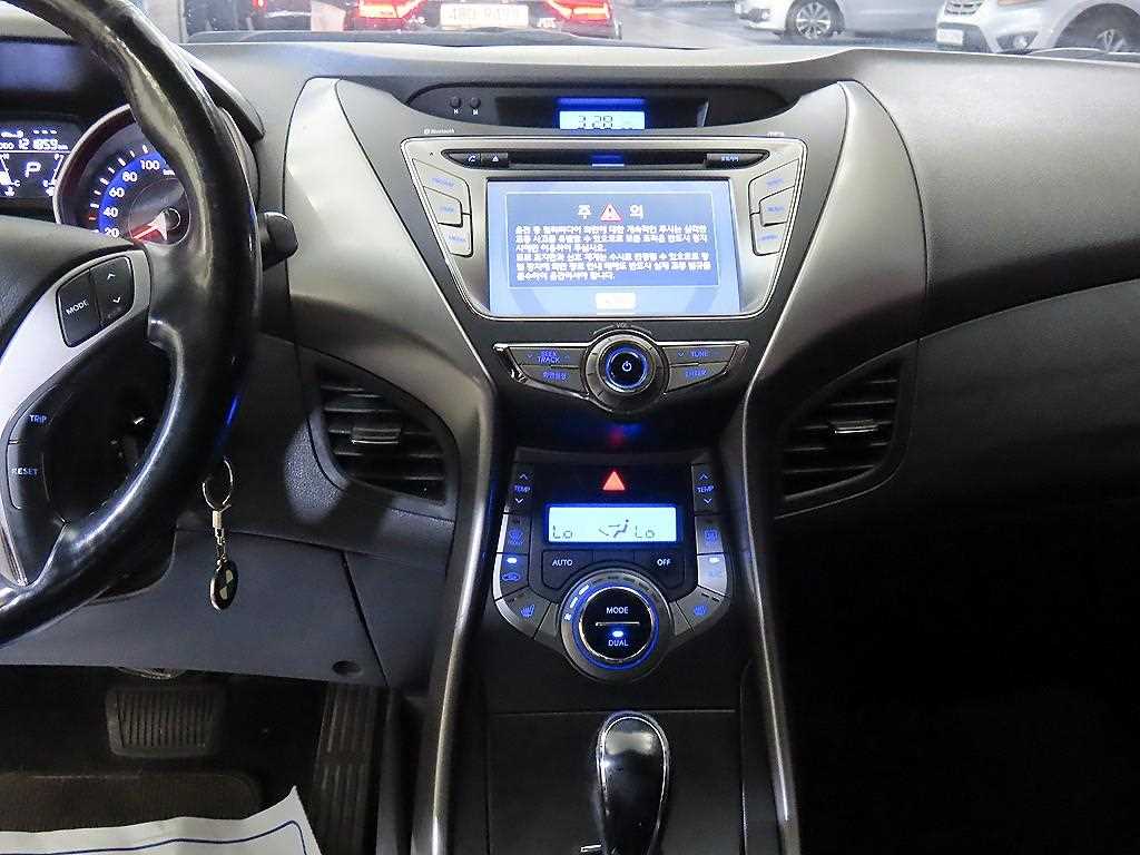 HYUNDAI Avante - Vista 11