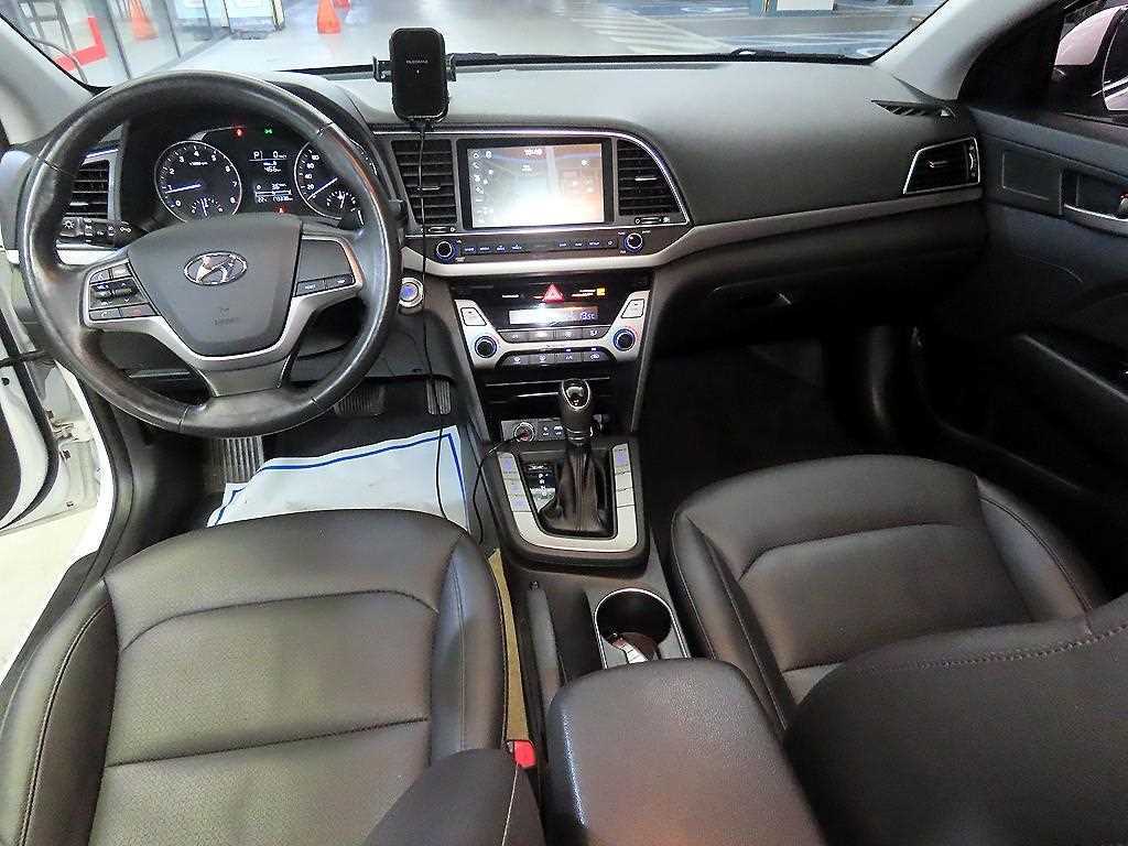 HYUNDAI Avante - Vista 10