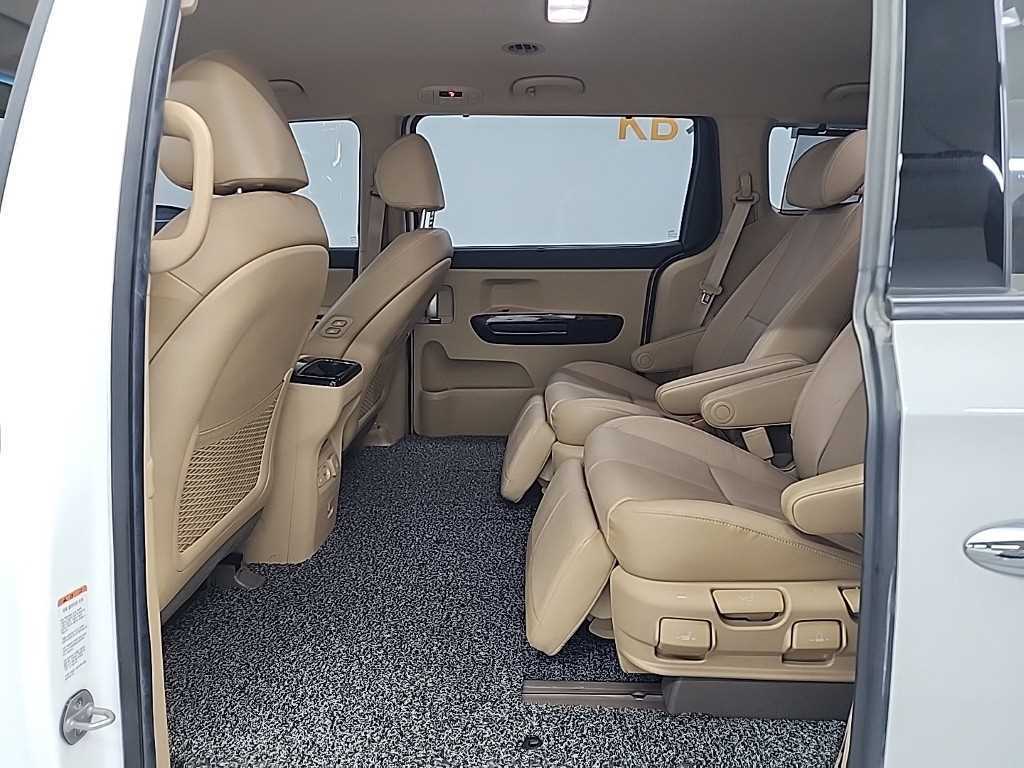 KIA Carnival - Vista 12