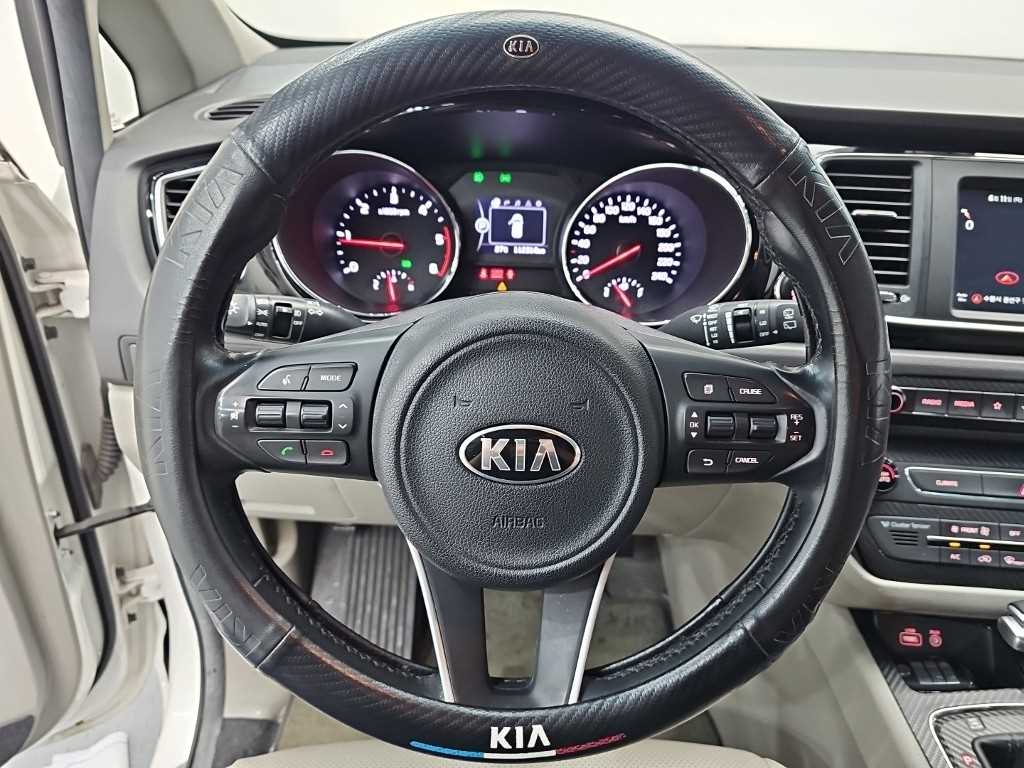 KIA Carnival - Vista 11