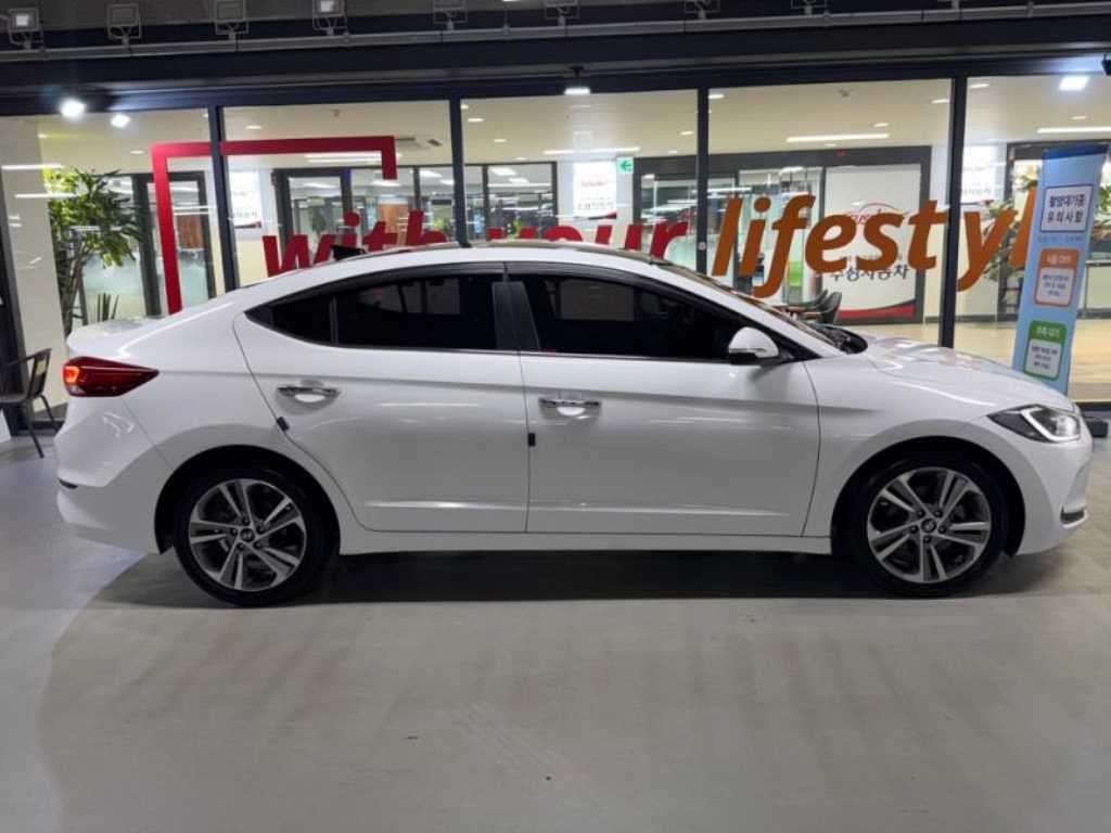 HYUNDAI Avante - Vista 3