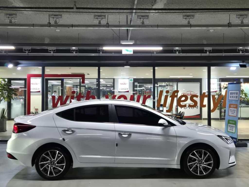 HYUNDAI Avante - Vista 3