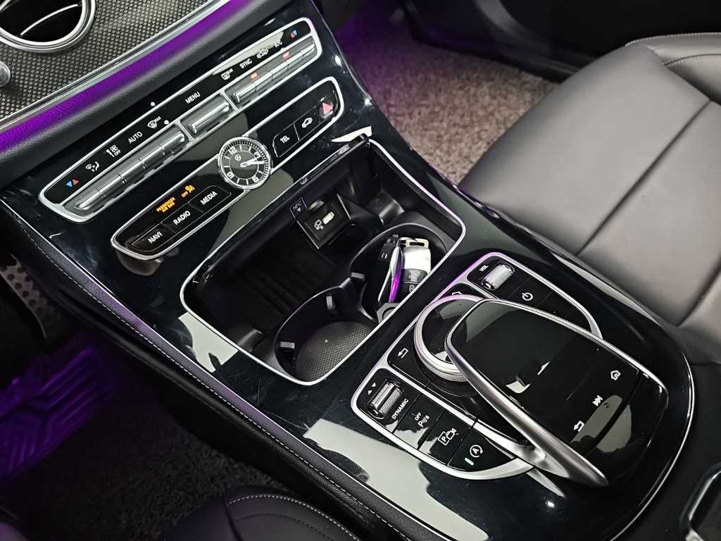 Mercedes Benz E class - Vista 12