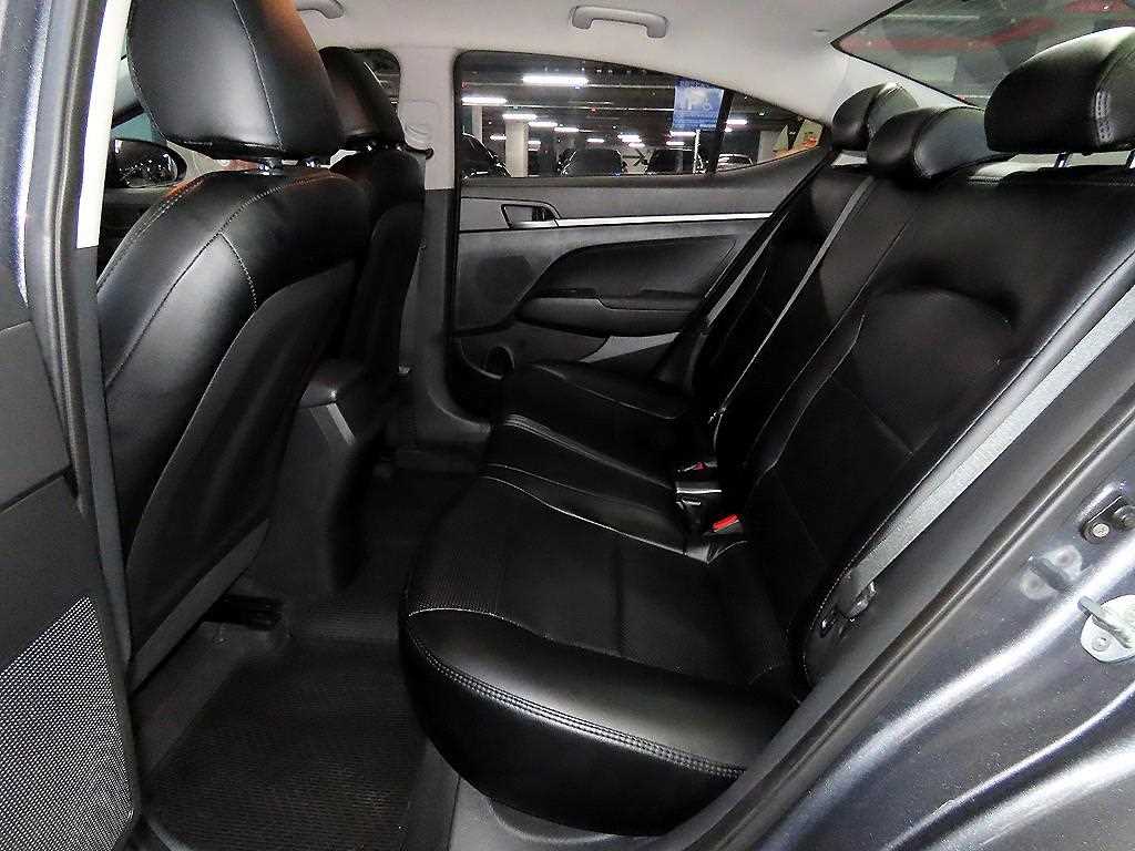 HYUNDAI Avante - Vista 9