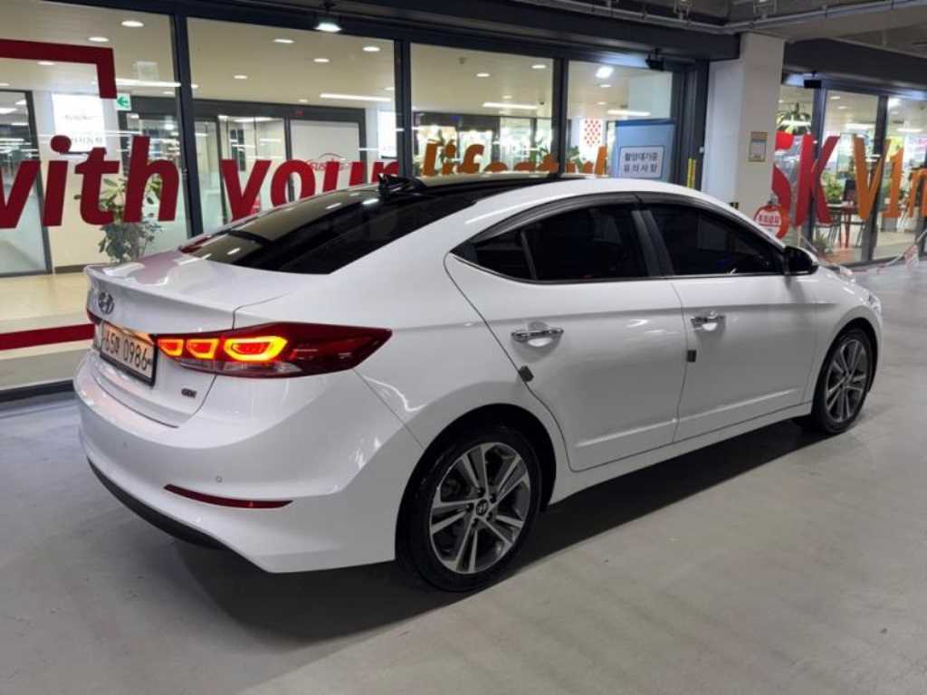 HYUNDAI Avante - Vista 6