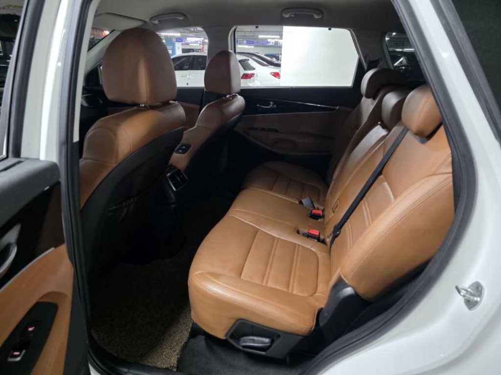 KIA Sorento - Vista 8