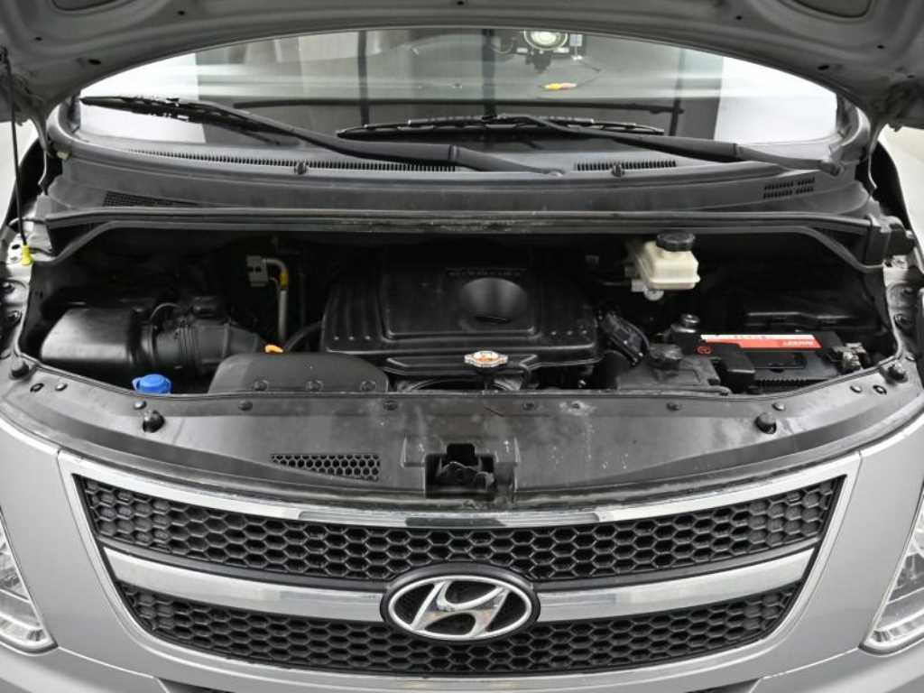 HYUNDAI Starex - Vista 9