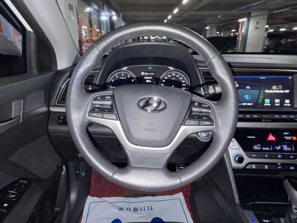 HYUNDAI Avante - Vista 10