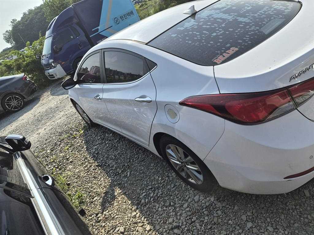HYUNDAI Avante - Vista 3