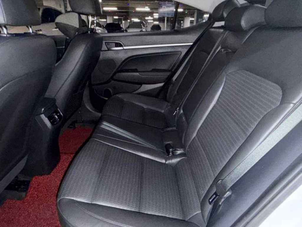 HYUNDAI Avante - Vista 9